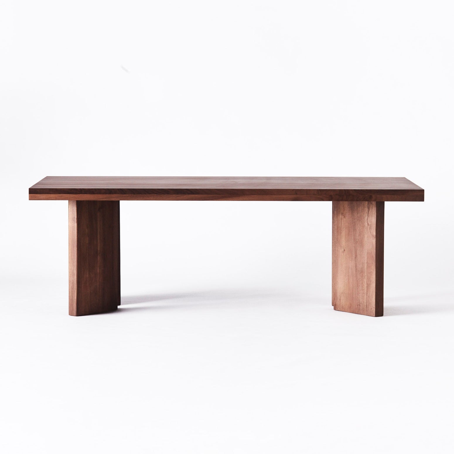 Spisebordet French Dining Table fra Dusty Deco i massiv heltre valnøtt