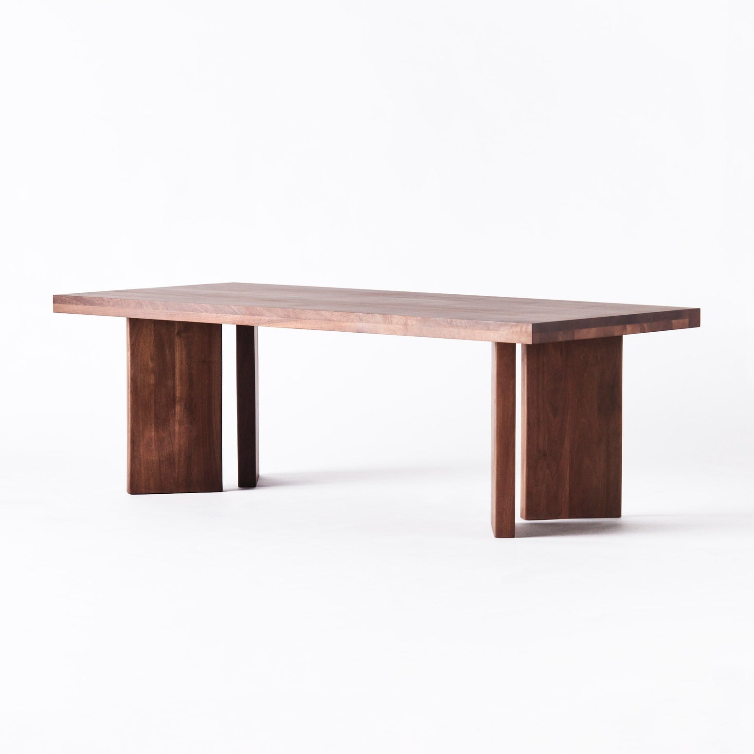Spisebordet French Dining Table fra Dusty Deco i massiv heltre valnøtt