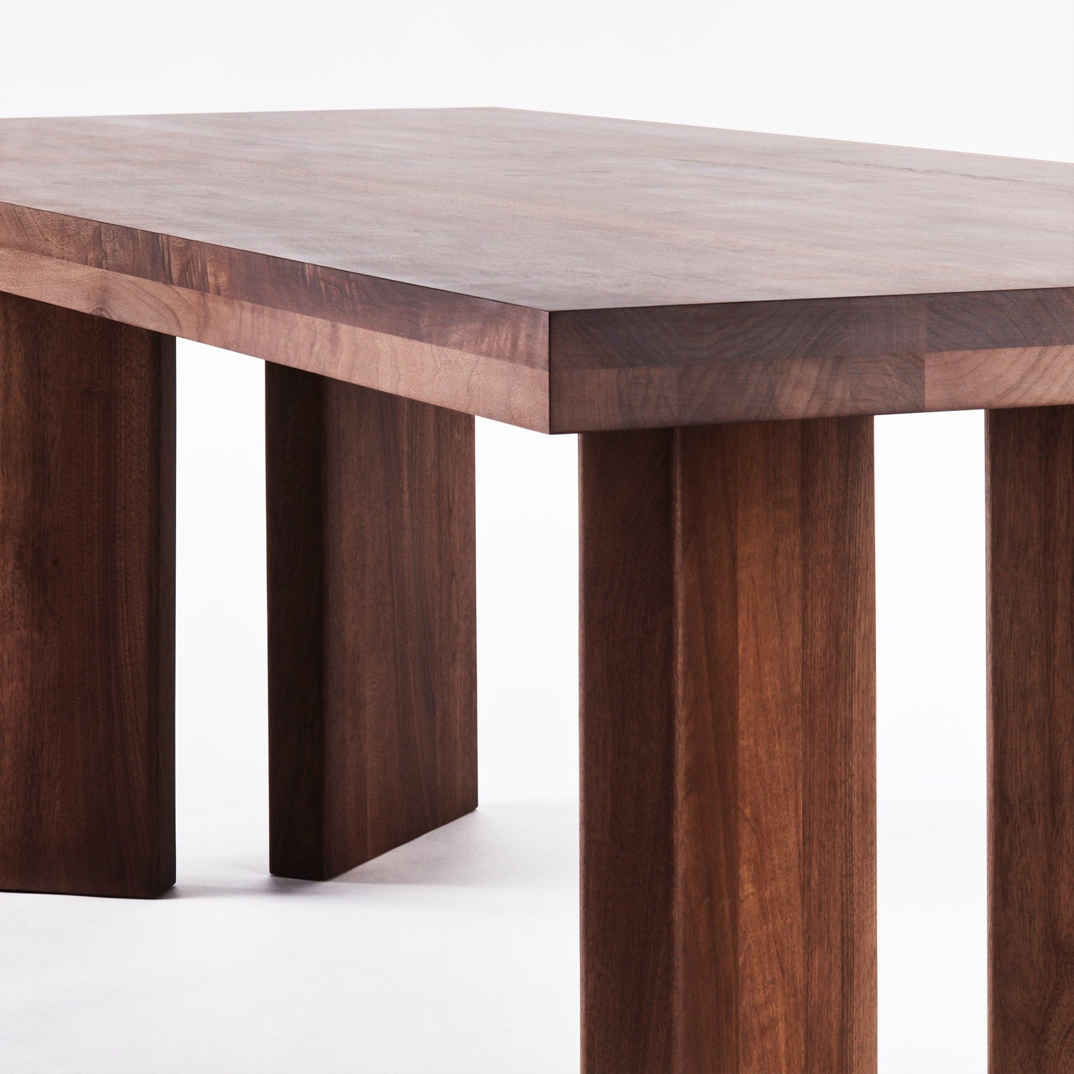 Spisebordet French Dining Table fra Dusty Deco i massiv heltre valnøtt