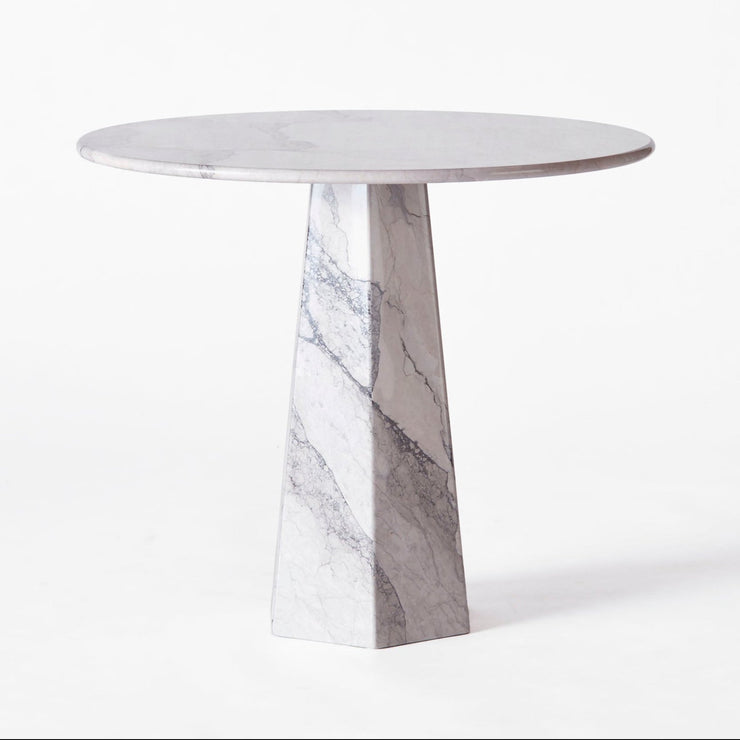 Spisebordet Hexagon fra Dusty Deco i gråhvit klassisk marmor (Albanian Grey)