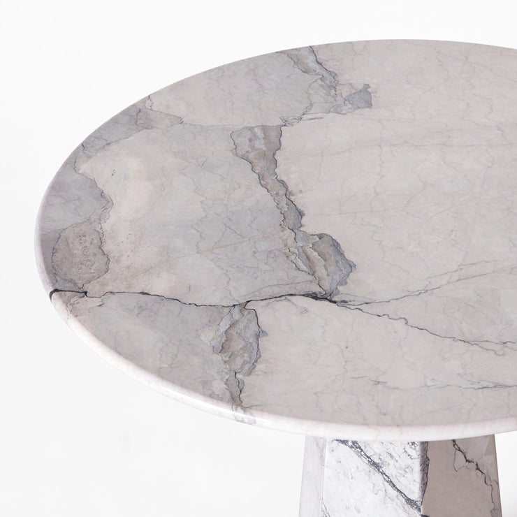 Spisebordet Hexagon fra Dusty Deco i gråhvit klassisk marmor (Albanian Grey)