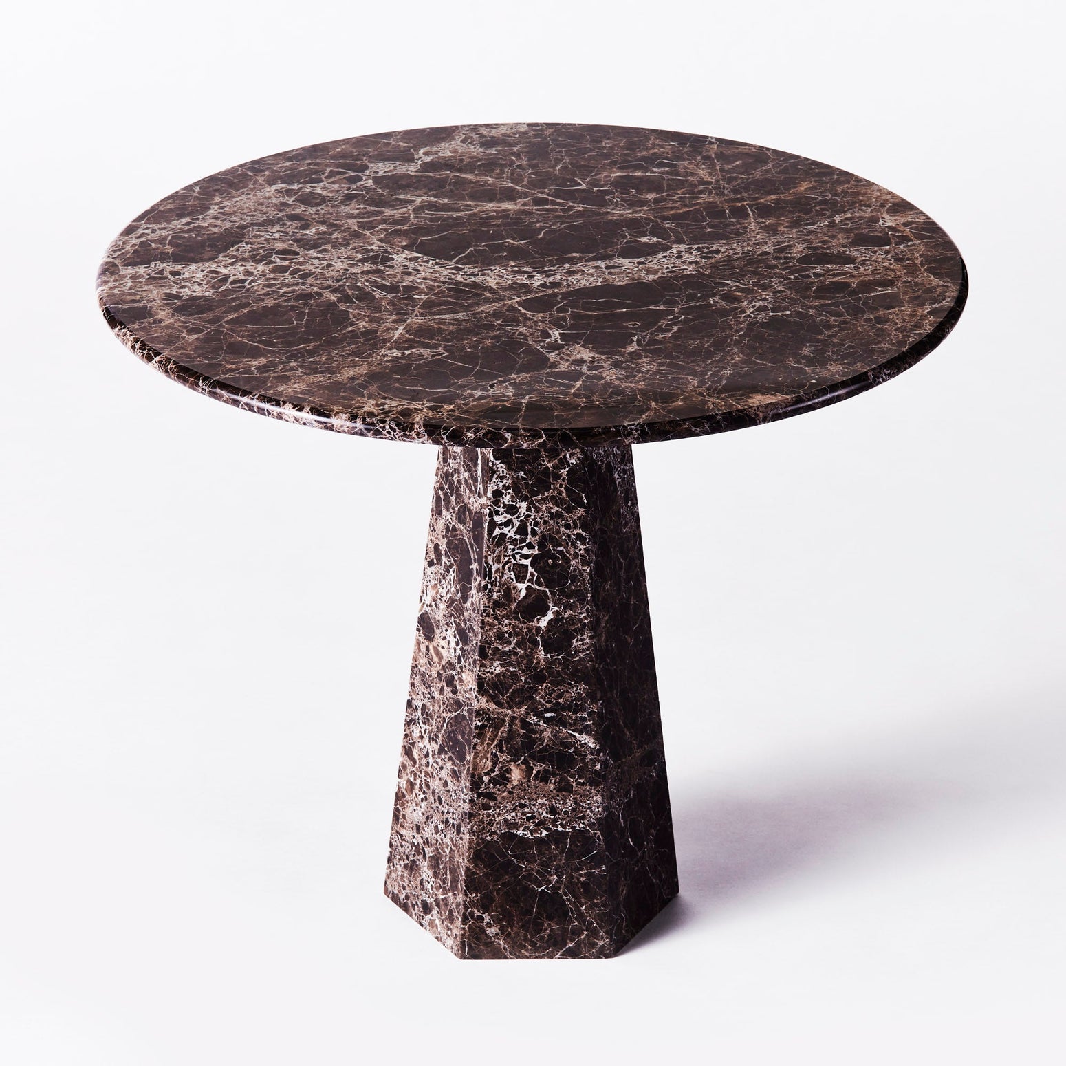 Spisebordet Hexagon fra Dusty Deco i mørkebrun marmor (Dark Emperador)
