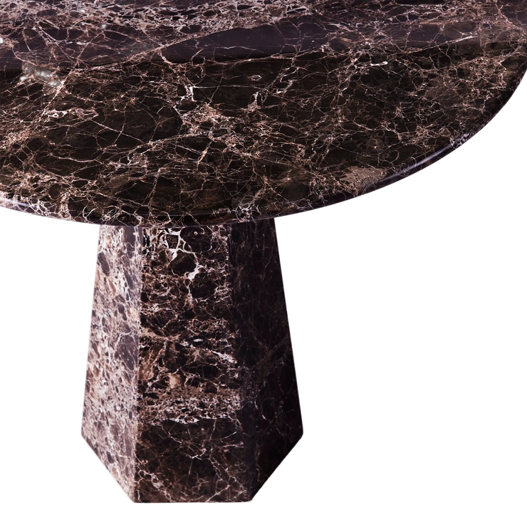 Spisebordet Hexagon fra Dusty Deco i mørkebrun marmor (Dark Emperador). Denne marmoren har et fantastisk fint spill i mønstringen!