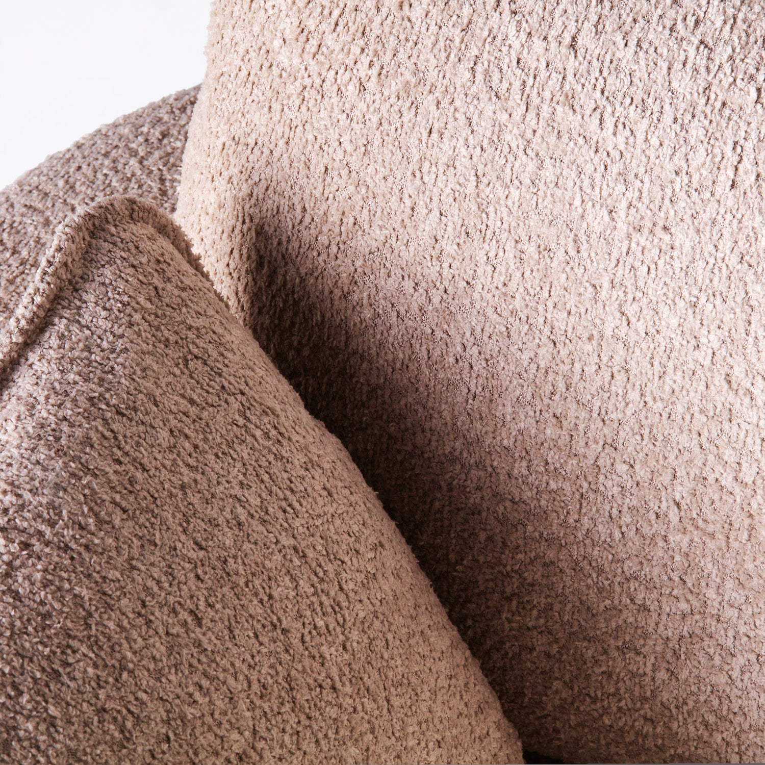 Miles Armchair Boucle Beige fra Dusty Deco.