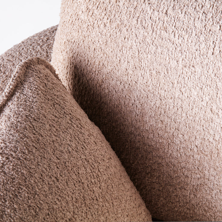 Miles Armchair Boucle Beige fra Dusty Deco.