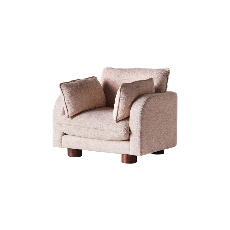Miles Armchair Boucle Beige fra Dusty Deco.