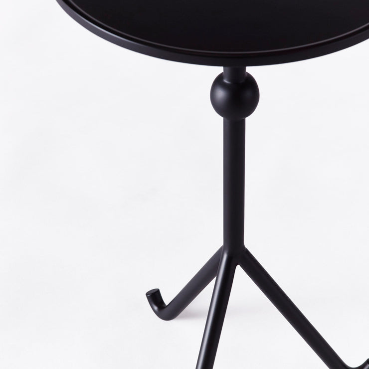 Sidebordet Dusty Martini fra Dusty Deco i svart massivt stål