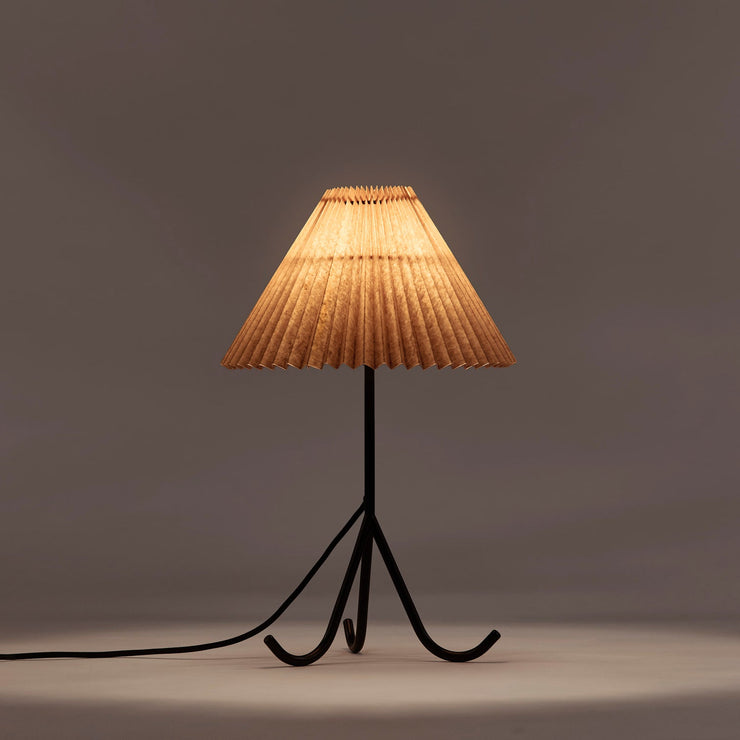 Den elegante bordlampen Geraldine fra Dusty Deco skaper en varm og innbydende atmosfære med sin vakkert plisserte skjerm i en sennepsgul nyanse. Lampeskjermen er laget i vokset papir, noe som gir skjermen en ekstra fin tekstur.