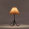 Den elegante bordlampen Geraldine fra Dusty Deco skaper en varm og innbydende atmosfære med sin vakkert plisserte skjerm i en sennepsgul nyanse. Lampeskjermen er laget i vokset papir, noe som gir skjermen en ekstra fin tekstur.