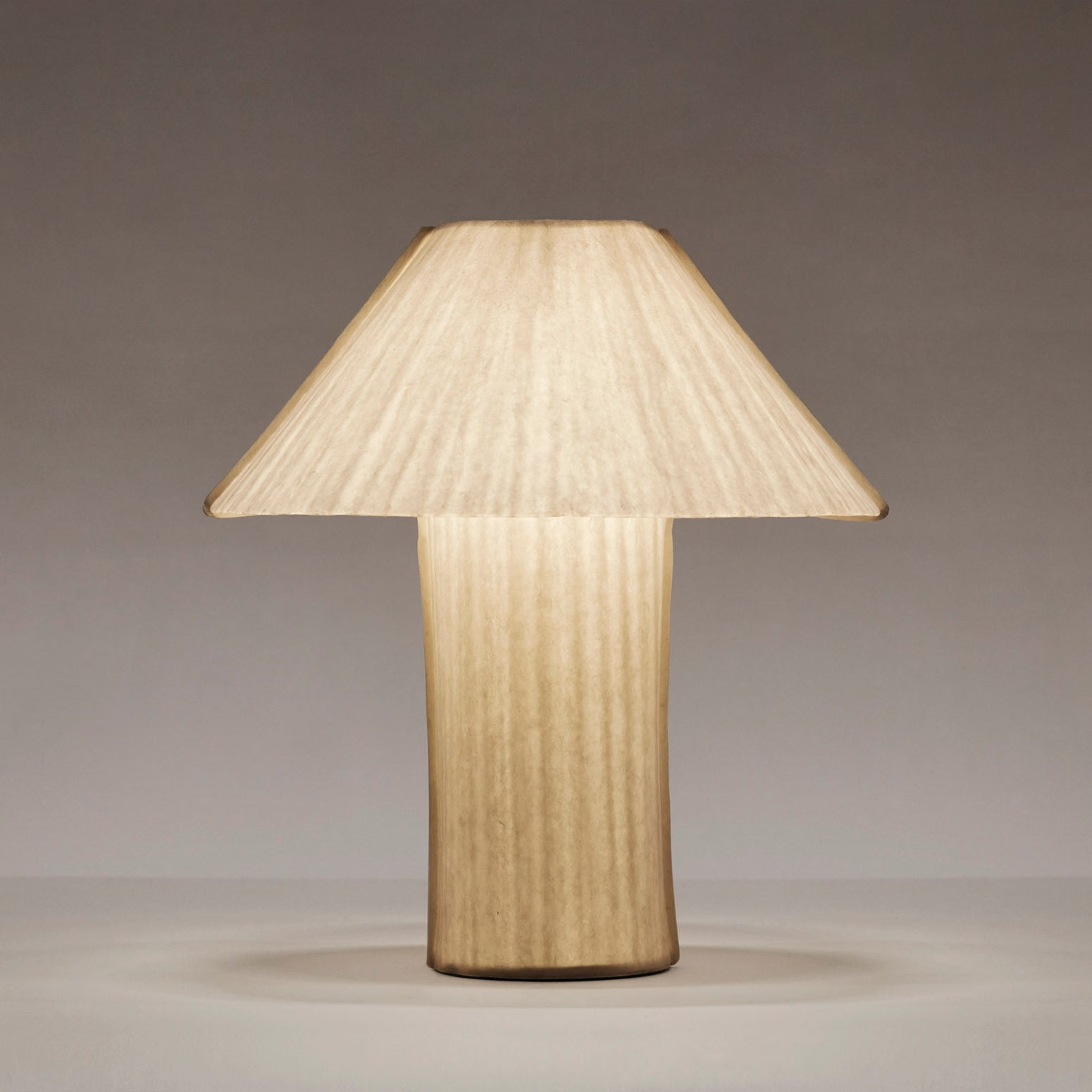 Plasser den på nattbordet, i gangen eller i vinduskarmen — Paper Table Lamp fra Dusty Deco kan passe inn i mange typer hjem og interiører!  Morbærbark er et bærekraftig materiale, da det er fornybart og ofte høstes uten å skade treet.