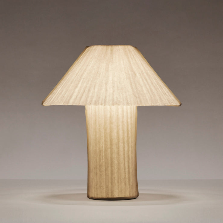 Plasser den på nattbordet, i gangen eller i vinduskarmen — Paper Table Lamp fra Dusty Deco kan passe inn i mange typer hjem og interiører!  Morbærbark er et bærekraftig materiale, da det er fornybart og ofte høstes uten å skade treet.