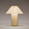 Plasser den på nattbordet, i gangen eller i vinduskarmen — Paper Table Lamp fra Dusty Deco kan passe inn i mange typer hjem og interiører!  Morbærbark er et bærekraftig materiale, da det er fornybart og ofte høstes uten å skade treet.
