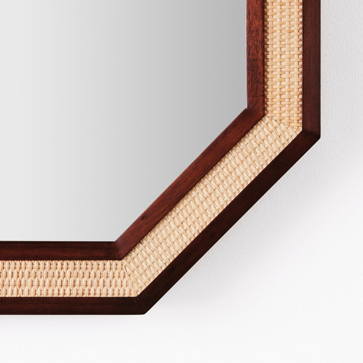 Trerammen er beiset og vokset for å få en mørk og matt finish. Vi liker kontrasten til den lyse rottingen! 