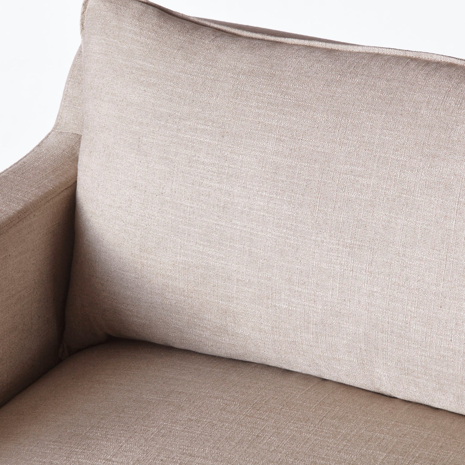 Sofaen Dolores fra Dusty Deco i tekstilet Tango Reloaded i sandfargen 094. Sofaen kan bestilles i mange andre farger.