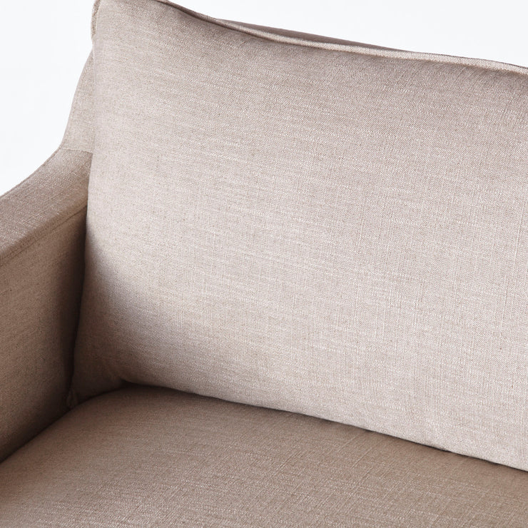 Sofaen Dolores fra Dusty Deco i tekstilet Tango Reloaded i sandfargen 094. Sofaen kan bestilles i mange andre farger.