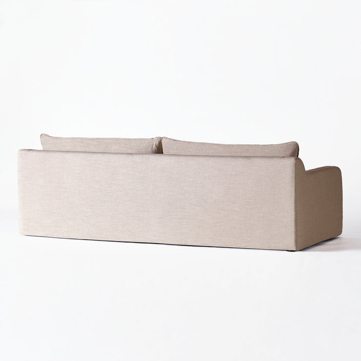 Sofaen Dolores fra Dusty Deco i tekstilet Tango Reloaded i sandfargen 094. 