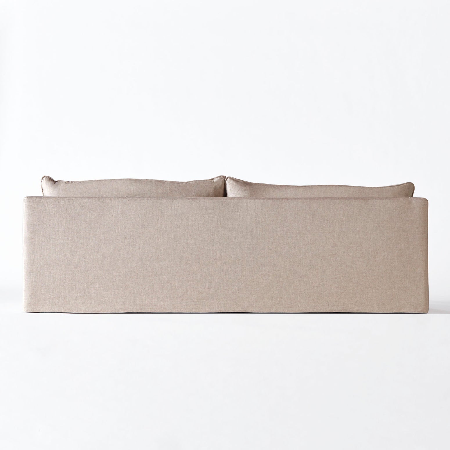 Sofaen Dolores fra Dusty Deco i tekstilet Tango Reloaded i sandfargen 094. 