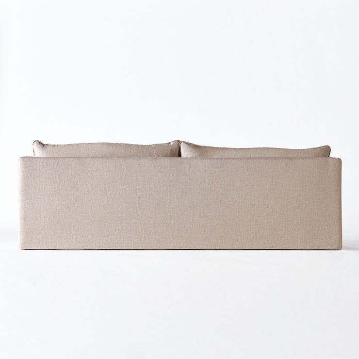 Sofaen Dolores fra Dusty Deco i tekstilet Tango Reloaded i sandfargen 094. 