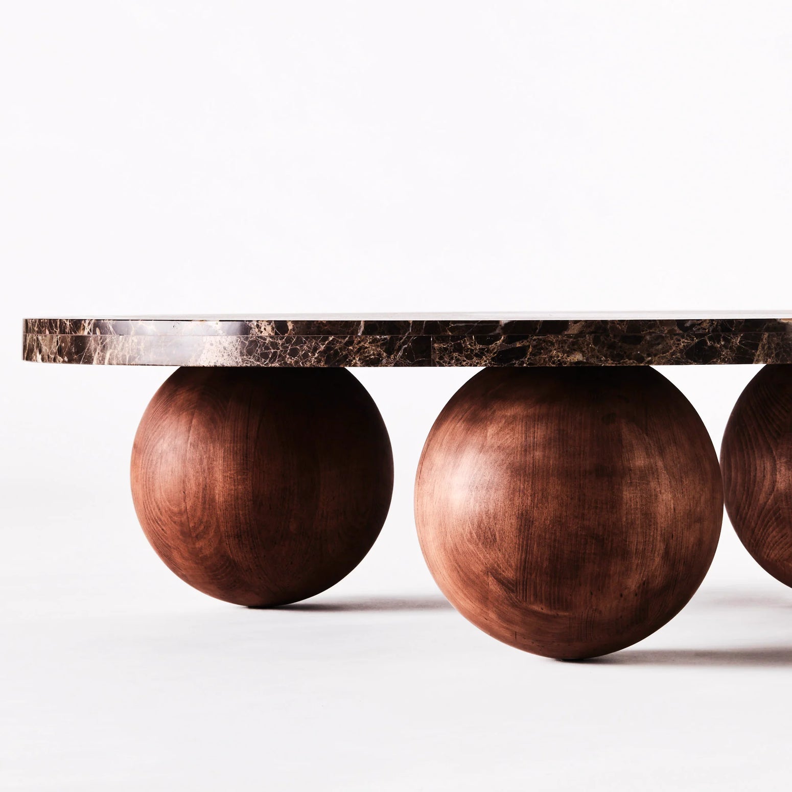Bordet Sphere Round fra Dusty Deco med bordplate i blankpolert brun marmor