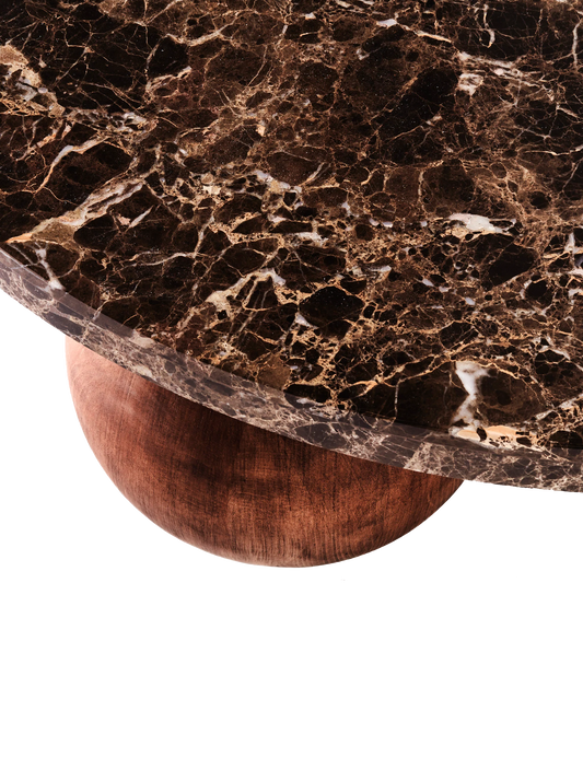 Bordet Sphere Round fra Dusty Deco med bordplate i blankpolert brun marmor. Emperador-marmoren har en mørkebrun nyanse med lysere toner i marmoreringen.