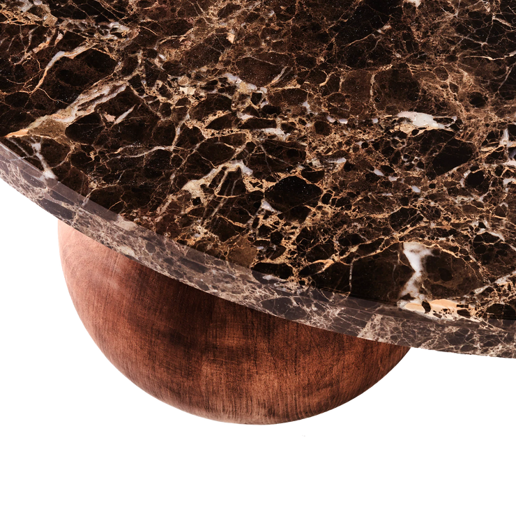 Bordet Sphere Round fra Dusty Deco med bordplate i blankpolert brun marmor. Emperador-marmoren har en mørkebrun nyanse med lysere toner i marmoreringen.