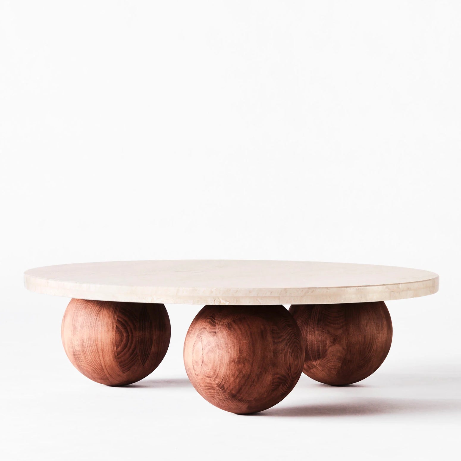 Bordet Sphere Round fra Dusty Deco med bordplate i lys matt travertinstein. 