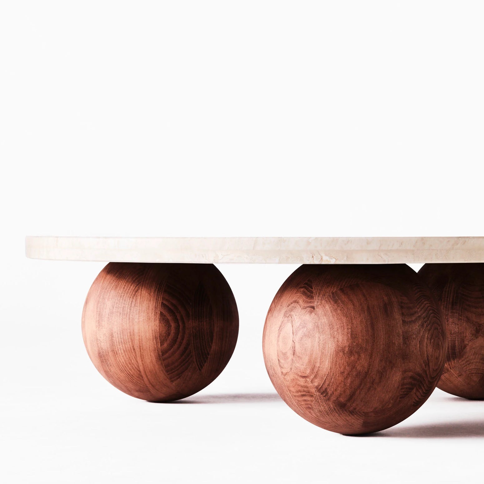 Bordet Sphere Round fra Dusty Deco med bordplate i lys matt travertinstein. 