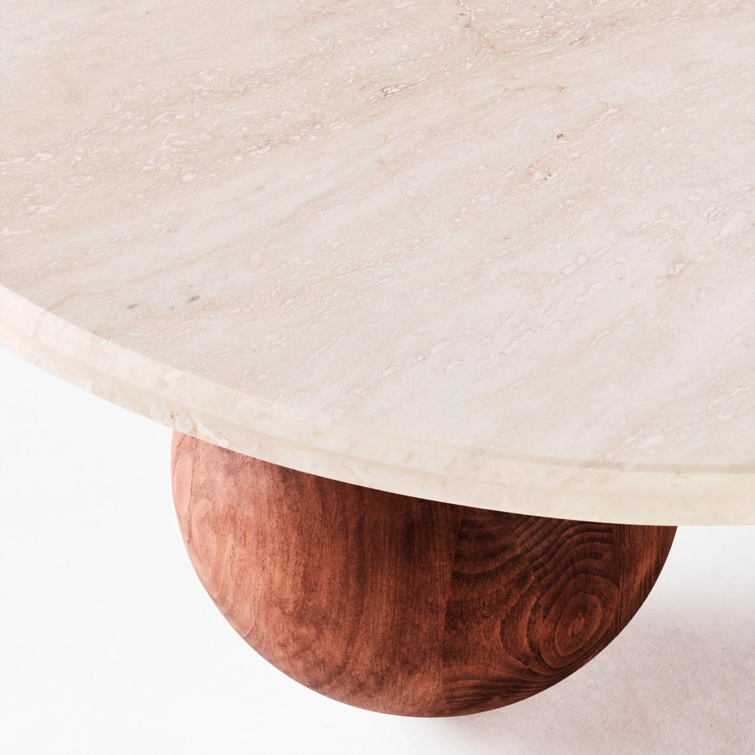 Bordet Sphere Round fra Dusty Deco med bordplate i lys matt travertinstein. Bordplaten har en hvit nyanse med lett marmorering. 