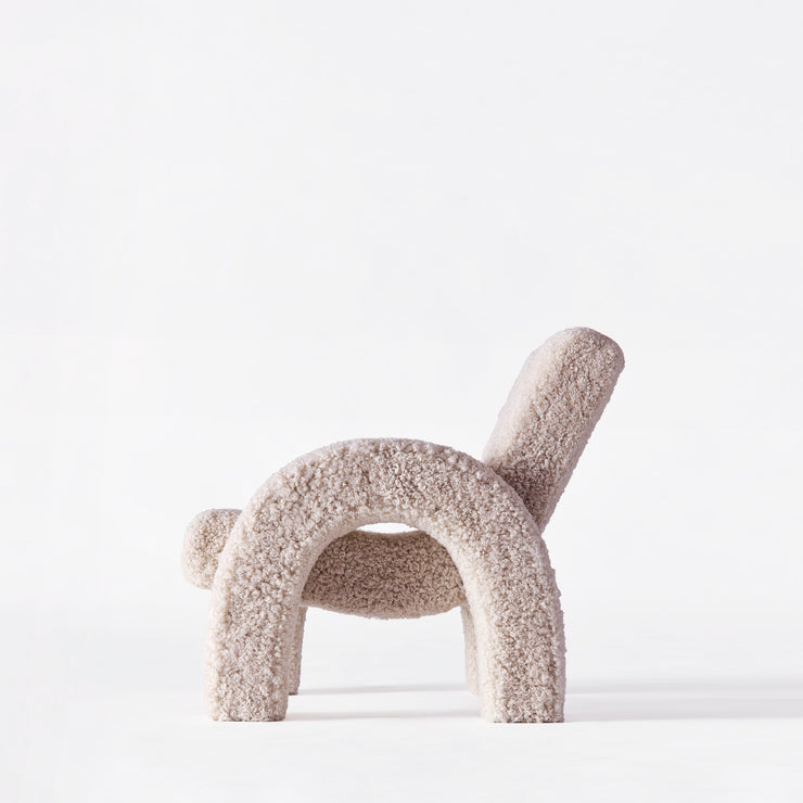 Lenestol Arco small fra Dusty Deco i lys beige saueull