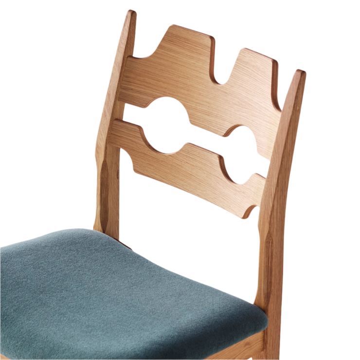 Setet til spisestolen Razor Blade Dining Chair fra Dusty Deco er trukket i mohairtekstil av høy kvalitet og balanserer komfort og estetikk på en måte som gjør møbelet like tidløst som det er funksjonelt – et bevis på at ekte håndverk aldri går av moten!