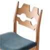 Setet til spisestolen Razor Blade Dining Chair fra Dusty Deco er trukket i mohairtekstil av høy kvalitet og balanserer komfort og estetikk på en måte som gjør møbelet like tidløst som det er funksjonelt – et bevis på at ekte håndverk aldri går av moten!