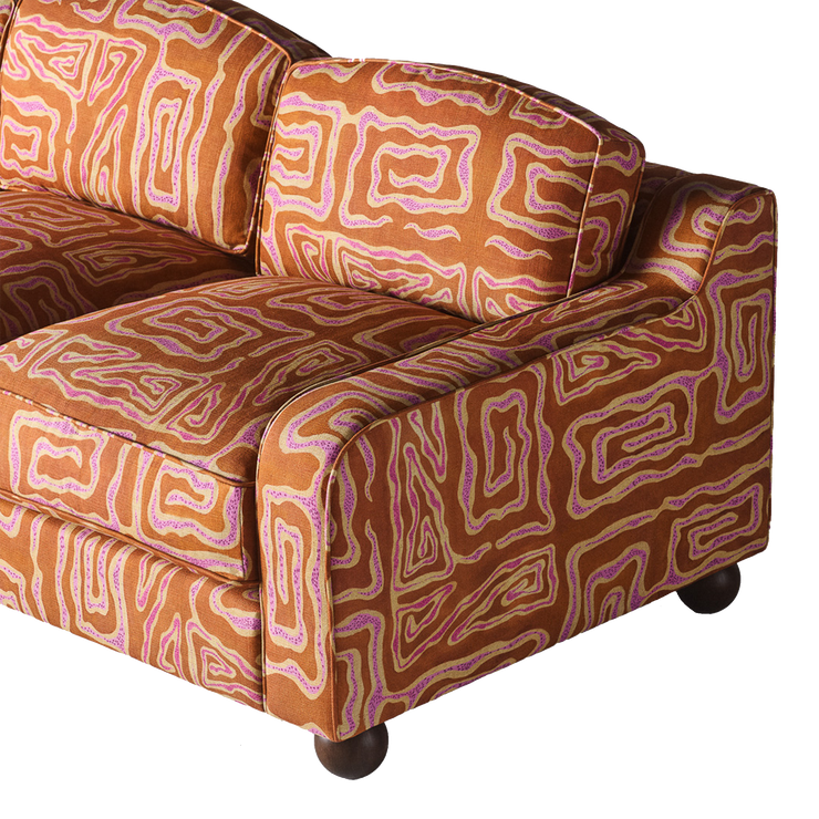 Sofa Lola Beaten Track i Peach / terracotta fra Dusty Deco.