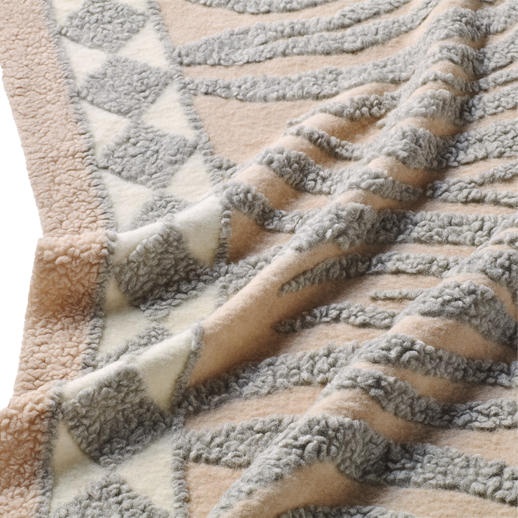 Pledd Wildcat Throw fra Dusty Deco.