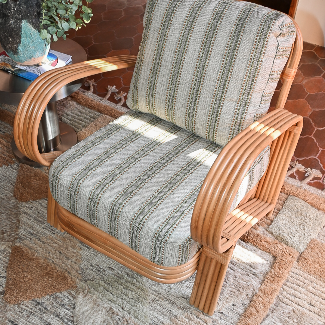 Lenestolen Bamboo Lounge Chair fra Dusty Deco med puter i grønt tekstil
