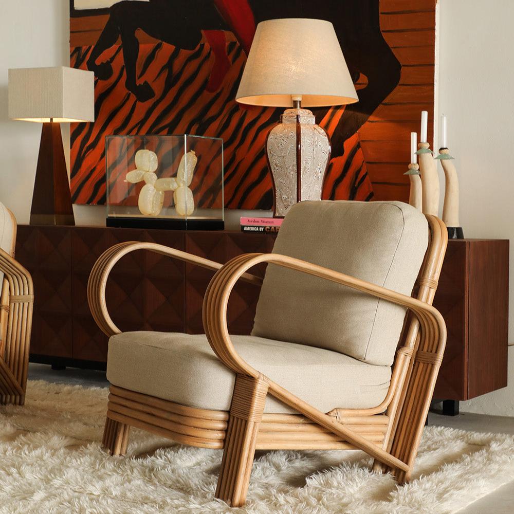 Lenestolen Bamboo Lounge Chair fra Dusty Deco er en sofistikert lenestol laget av førsteklasses bambus, lett beiset for å gi materialet en tidløs vintagefølelse. Den elegant formede bambusrammen komplementeres vakkert av myke sete- og ryggputer.
