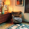 Eklektisk miks av mønstre og stiler: Lenestolen Elias Armchair Zebra fra Dusty Deco i deres showrom i Palma på Mallorca. 