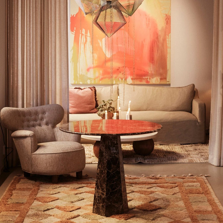 Et sant blikkfang som vil tilføre spisestuen eller kjøkkenet et samlingspunkt med en elegant tyngde. Bordet er tilgjengelig i to størrelser, 90 og 120 cm i diameter samt to typer marmor: Velg mellom en dyp mørkebrun marmor (Dark Emperador) eller en gråhvit klassisk marmor (Albanian Grey).