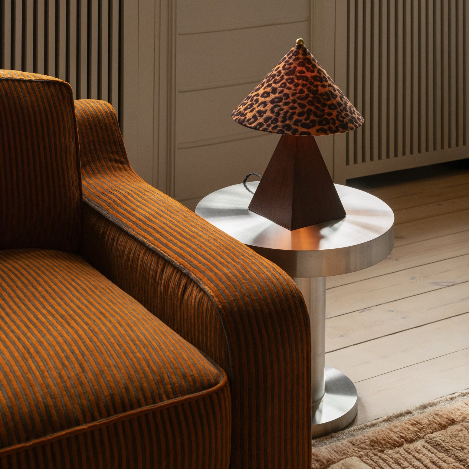 Bordlampe Pyramid Small Leopard fra DustyDeco