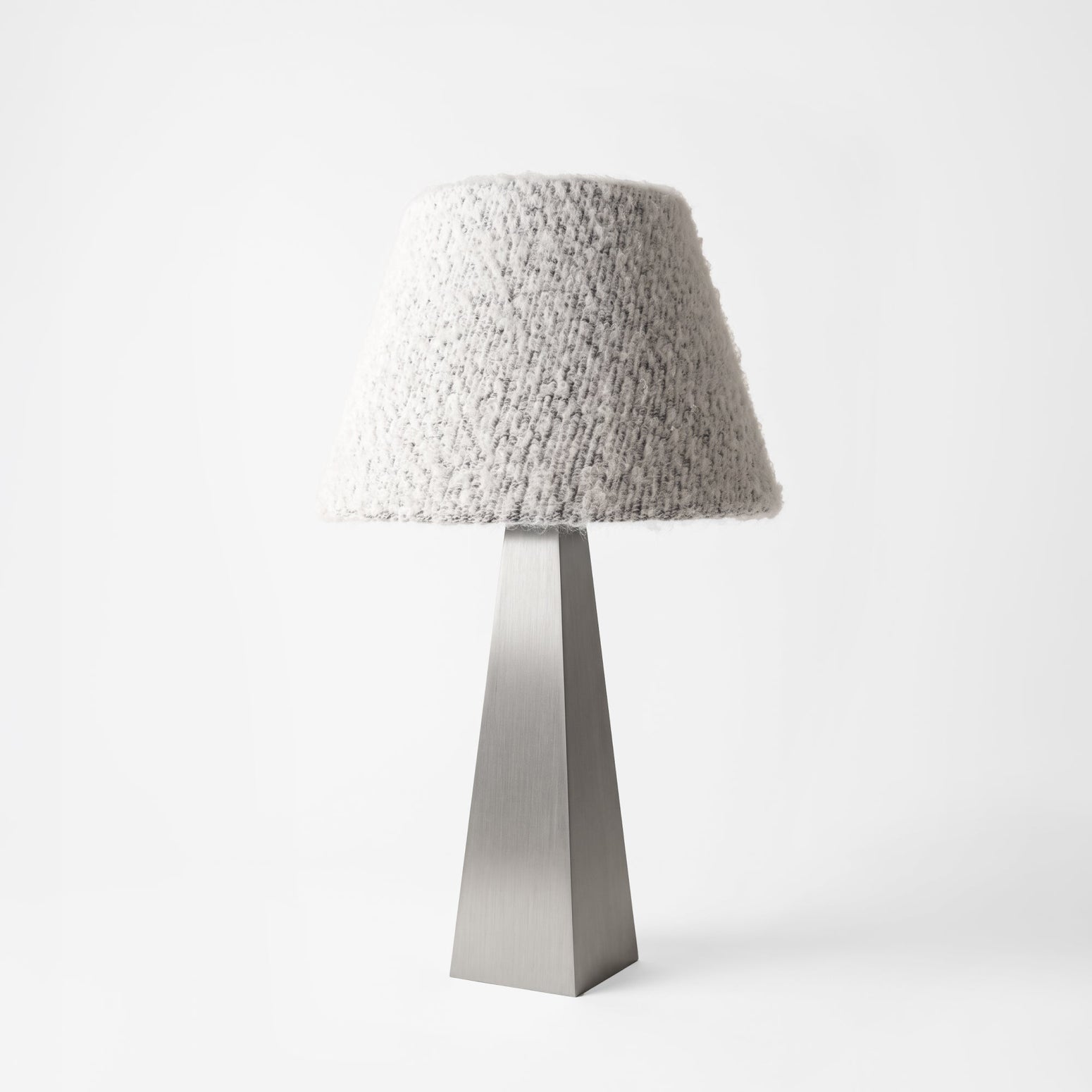 Bordlampe Pyramid – Rustfritt stål fra Dusty Deco
