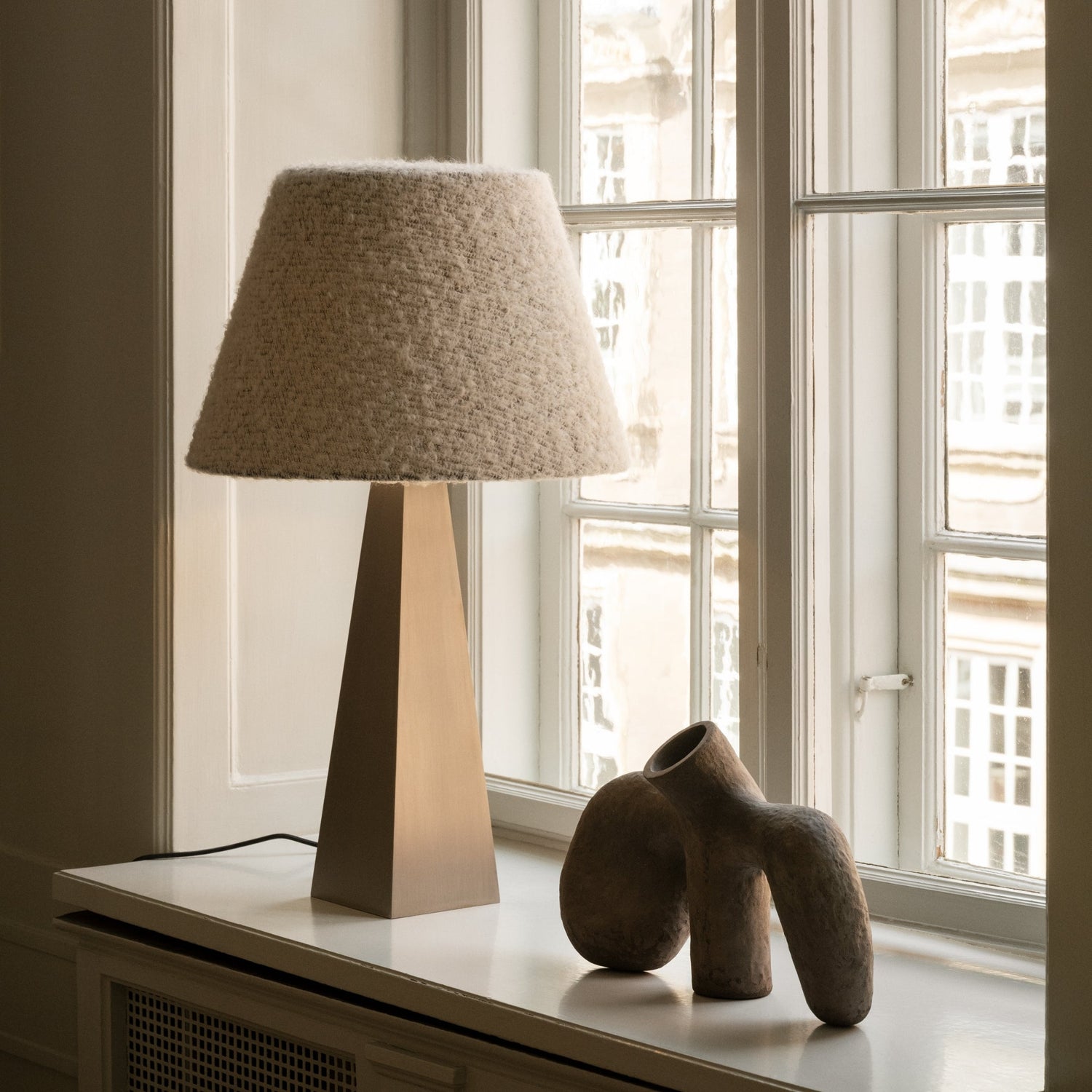 Bordlampe Pyramid – Rustfritt stål fra Dusty Deco