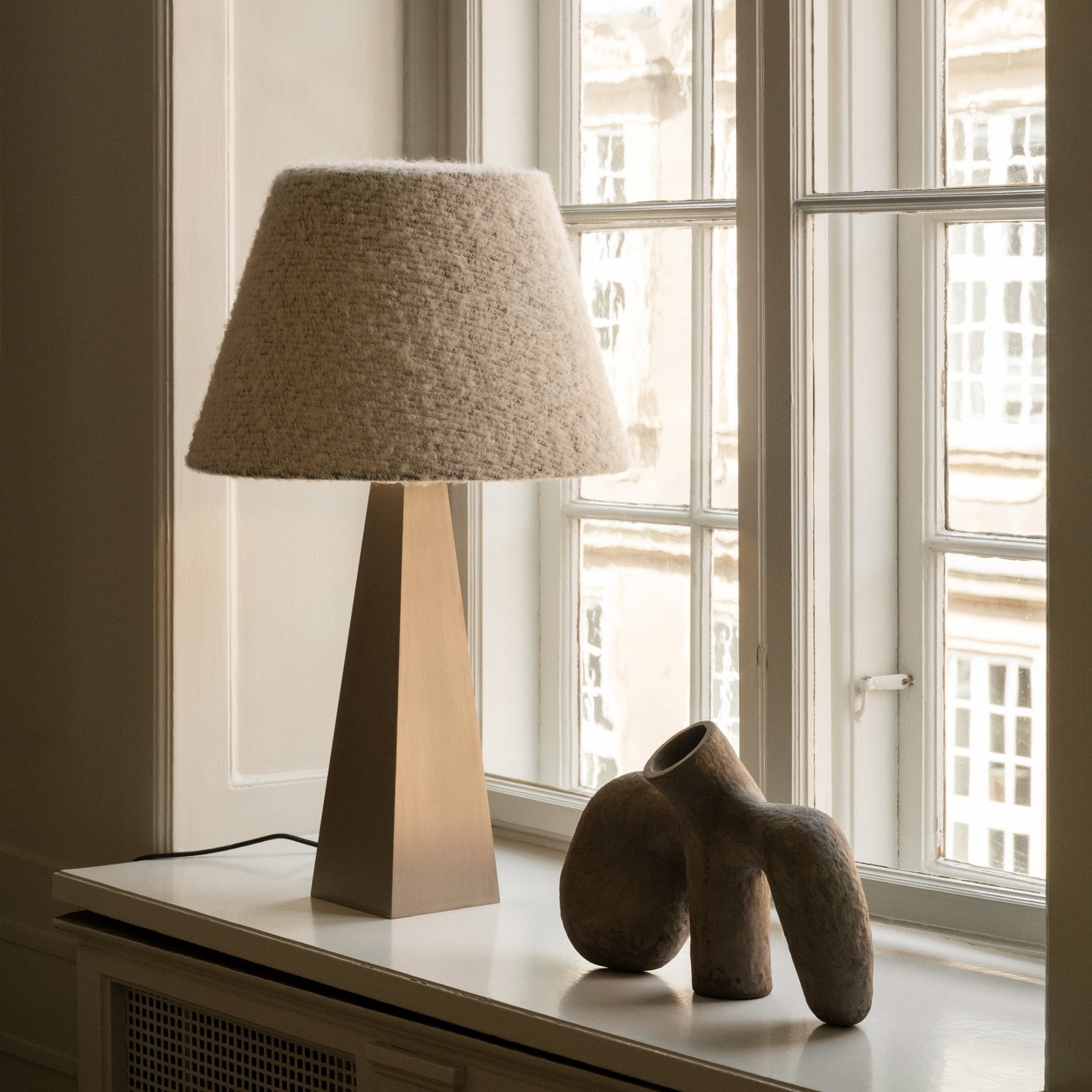 Bordlampe Pyramid – Rustfritt stål fra Dusty Deco