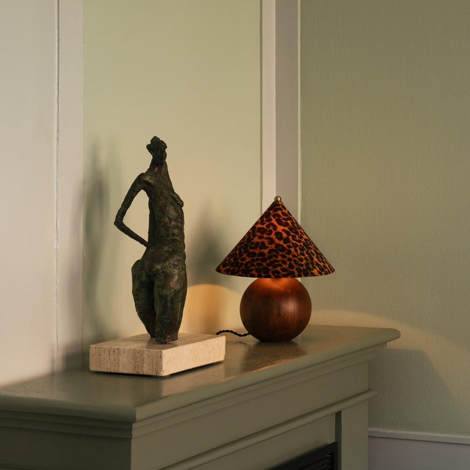 Bordlampe Sphere Leopard fra DustyDeco