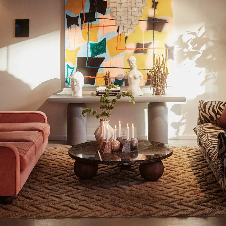 Bordet Sphere Round fra Dusty Deco med bordplate i blankpolert brun marmor