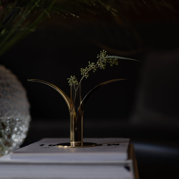 Med en liten glassinnsats kan lysestaken Lily fra Skultuna også forvandles til en liten vase.