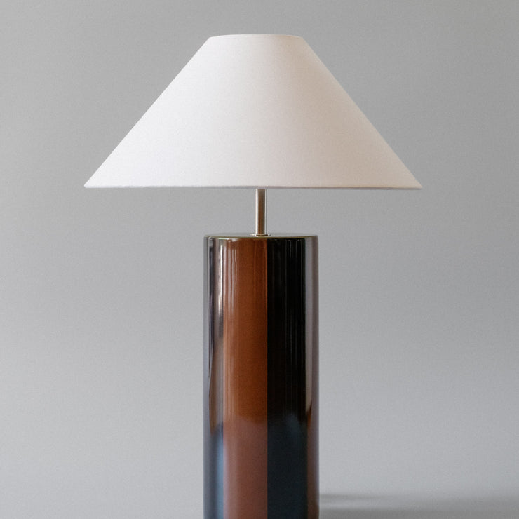 Bordlampen Ombrellina Blackberry Syrup & Ginger Bread, i høyblank glasert dyp bjørnebærfarget og brunstripete keramikk med olivengrønn topp, tilhører Renaissance-kolleksjonen, som er inspirert av fargene brukt av malemestere under renessansen samt interiøret fra denne tidsepoken, da mørkt treverk og dype, varme farger regjerte. Formen er likevel moderne – og vi elsker uttrykket!