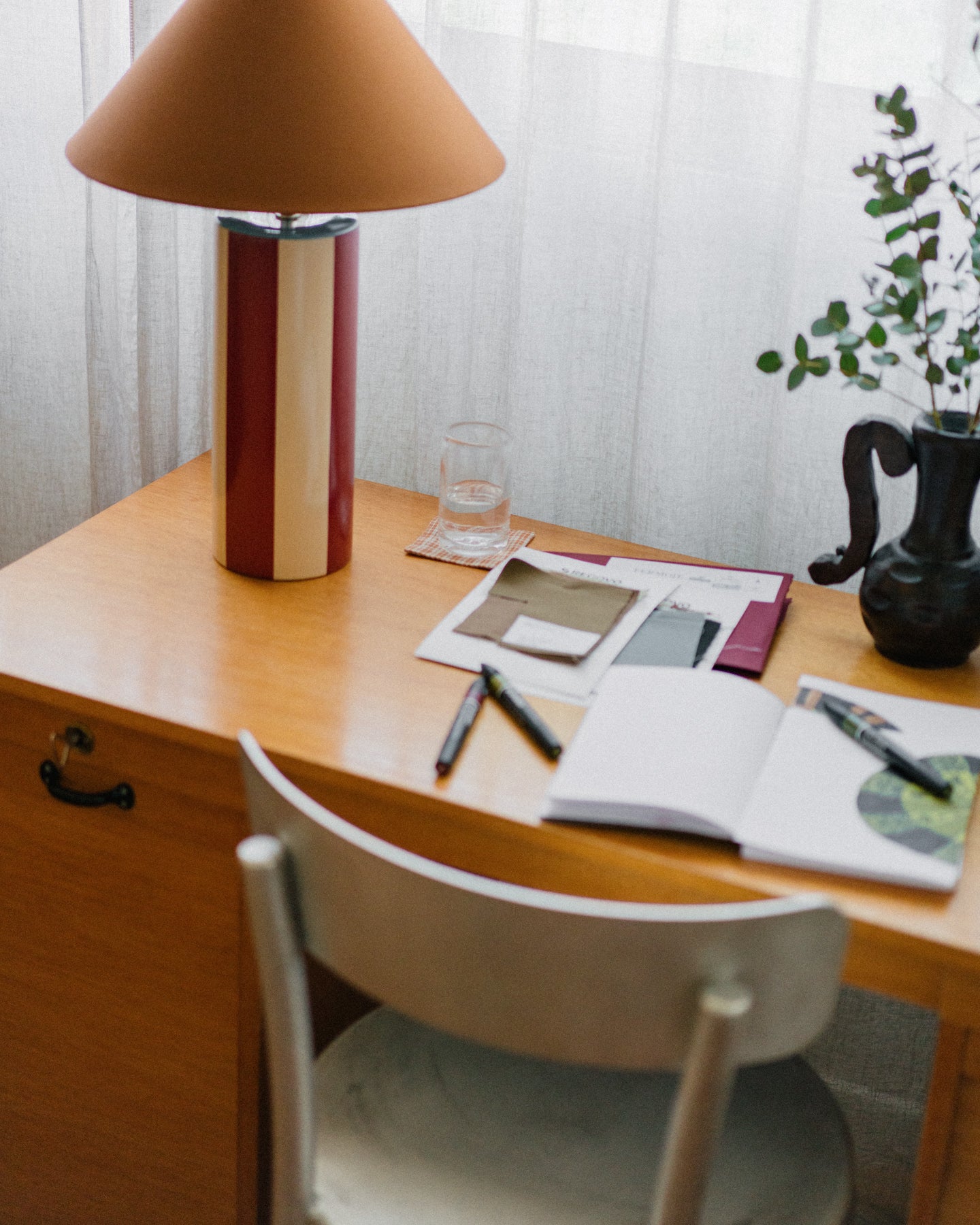 Skjermen er laget av konjakkfarget brun twill som sprer et behagelig og stemningsfullt varmt lys. Bordlampen er nydelig plassert på en skjenk i stue eller spisestue, på et skrivebord eller nattbord.