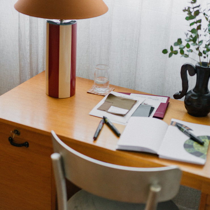 Skjermen er laget av konjakkfarget brun twill som sprer et behagelig og stemningsfullt varmt lys. Bordlampen er nydelig plassert på en skjenk i stue eller spisestue, på et skrivebord eller nattbord.