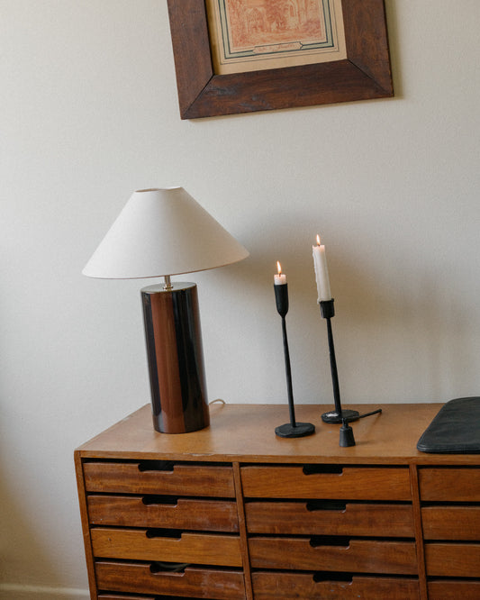 Ute etter en unik bordlampe i keramikk som tilfører interiøret ditt masse personlighet og varme? Vi elsker objekter som innehar det lille ekstra – og samtlige av lampene fra franske Mattina Moderna treffer oss midt i hjertet. De er elegante, litt overraskende og akkurat passe lekne. Perfekt for deg (og oss) som ønsker et unikt blikkfang av en lampe!