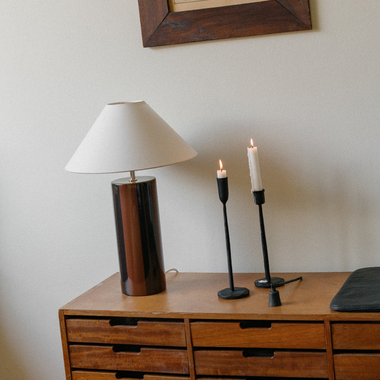 Ute etter en unik bordlampe i keramikk som tilfører interiøret ditt masse personlighet og varme? Vi elsker objekter som innehar det lille ekstra – og samtlige av lampene fra franske Mattina Moderna treffer oss midt i hjertet. De er elegante, litt overraskende og akkurat passe lekne. Perfekt for deg (og oss) som ønsker et unikt blikkfang av en lampe!