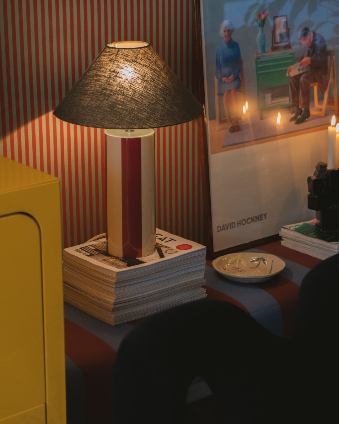 Skjermen er laget av mosegrønn lin som sprer et behagelig og stemningsfullt varmt lys. Bordlampen er nydelig plassert på en skjenk i stue eller spisestue, på et skrivebord eller nattbord.